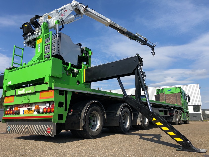 Kennis R-40 verrijdbare autolaadkraan door JKB Transporttechniek geleverd aan Van Mook Transport