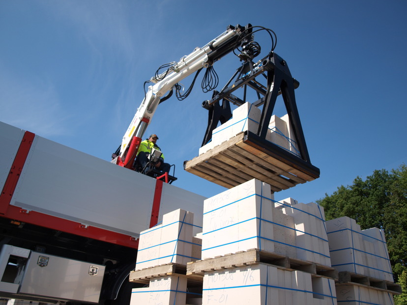 kwb 4 assige steentrailer oplegger met kennis verrijdbare kraan en JKB eco stenenklem