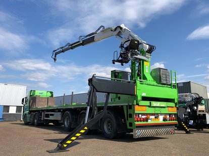 Kennis R-40 verrijdbare autolaadkraan door JKB Transporttechniek geleverd aan Van Mook Transport