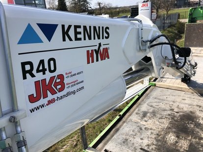 Kennis R-40 verrijdbare autolaadkraan door JKB Transporttechniek geleverd aan Van Mook Transport