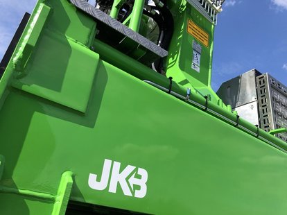 Kennis R-40 verrijdbare autolaadkraan door JKB Transporttechniek geleverd aan Van Mook Transport