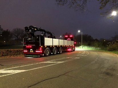 KWB 3 assige steentrailer oplegger met Kennis 16-R verrijdbare autolaadkraan