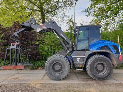 JKB SGK stenenklem aan Ahlmann AZ150f shovel