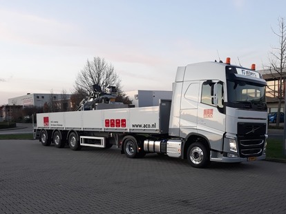 JKB levert nieuwe KWB steentrailer met KENNIS R-24 verrijdbare autolaadkraan aan Albers Transport bv te Doesburg