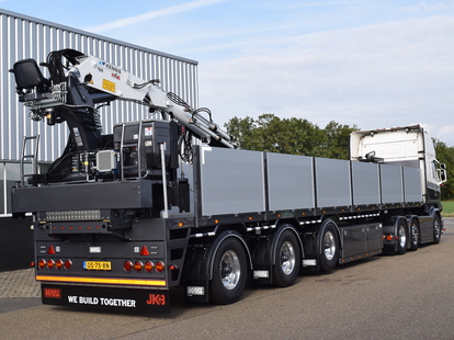 JKB levert kennis kraan met kwb steentrailer oplegger aan De Lindenborg Transport te Breda