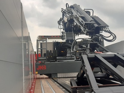 KWB 4 assige steentrailer oplegger trailer met KENNIS 14-R verrijdbare autolaadkraan en JKB stenenklem en Pallethaak