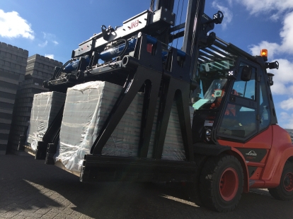 JKB HKT DECO stenenklem integraal gemonteerd aan Linde heftruck