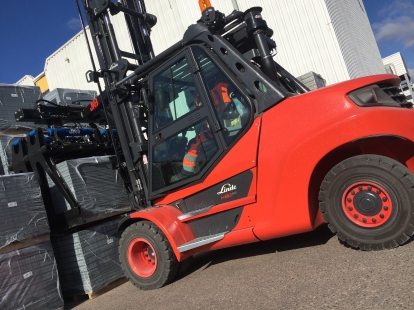 JKB HKT DECO stenenklem integraal gemonteerd aan Linde heftruck