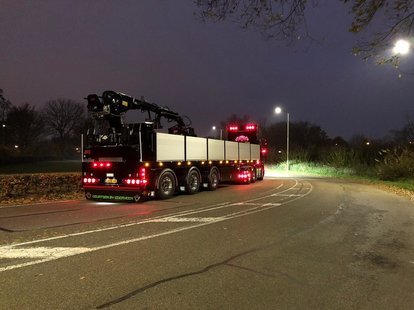 KWB 3 assige steentrailer met Kennis 16R verrijdbare autolaadkraan JKB stenenklem