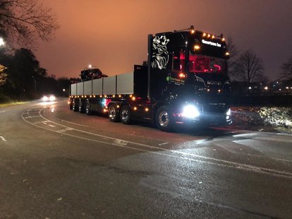 KWB 3 assige steentrailer met Kennis 16R verrijdbare autolaadkraan JKB stenenklem