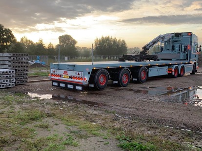 kwb 3 assige steentrailer oplegger met KENNIS R40 verrijdbare autolaadkraan JKB